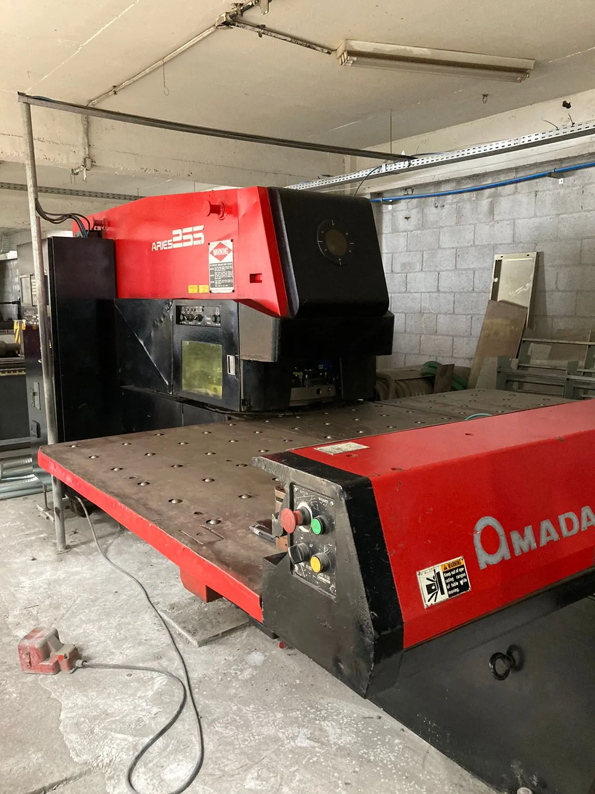 Puncionadeira CNC AMADA ARIES 255 - frontal