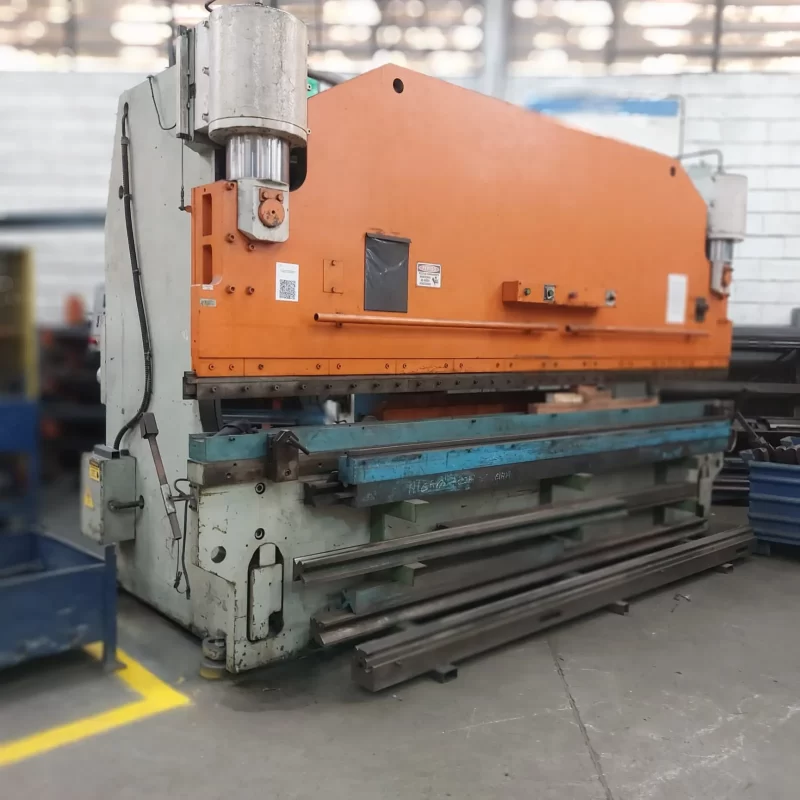 Dobradeira Hidráulica CN Komatzu 350 Tons x 4 Mts 1 Dobradeira Hidráulica CN Komatzu 350 Tons x 4 Mts vista frontal origem japonesa Itaquaquecetuba